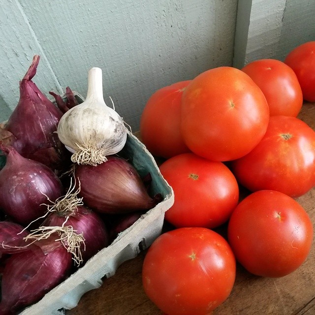 tomatoes onions farm stand